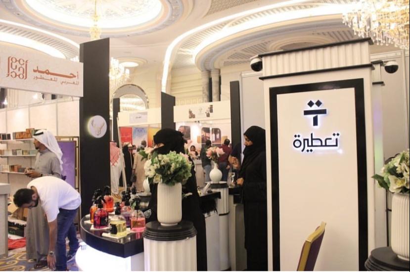 تعطيرة في معرض العطور