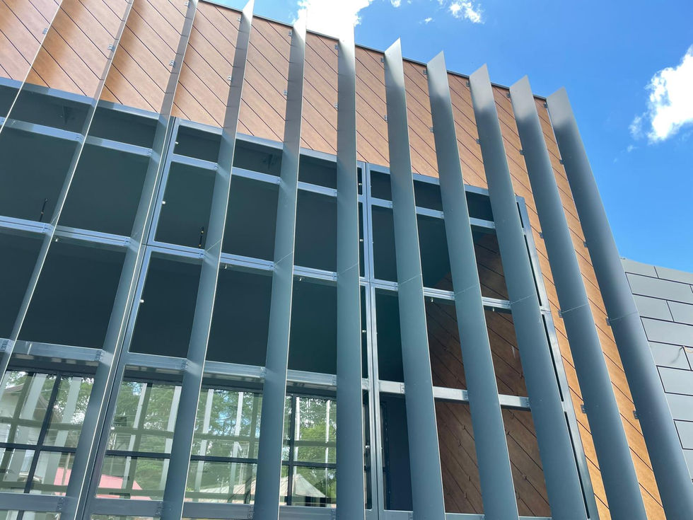 Portofoliul Unirea Decor include lucrări remarcabile cu fațade ventilate placate cu HPL (High Pressure Laminate), un material recunoscut pentru rezistența la intemperii, uzură și radiații UV. Designul modern, varietatea de finisaje și durabilitatea fac din HPL alegerea ideală pentru proiecte arhitecturale premium.
Fiecare lucrare reflectă atenția noastră la detalii și dorința de a oferi soluții personalizate și estetice pentru orice tip de clădire – de la sedii de firmă la spații rezidențiale sau publice. Descoperă în portofoliul nostru cum îmbinăm funcționalitatea cu un aspect de excepție.