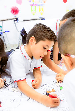 niño practicando escritura en colegio de barrancabermeja