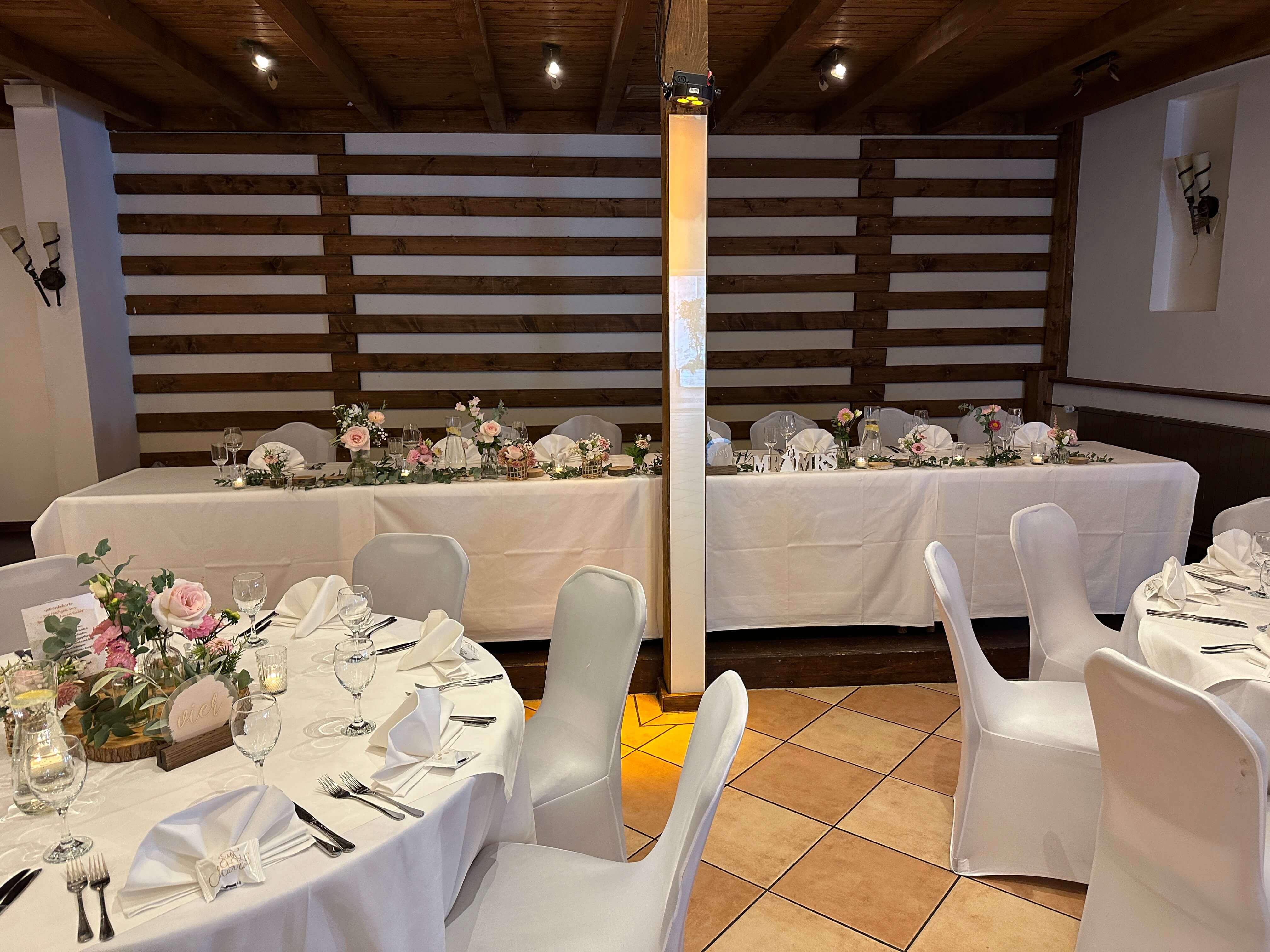 Hotel Burbaum in Waltrop - Hochzeit Dorftenne - Brautpaartisch