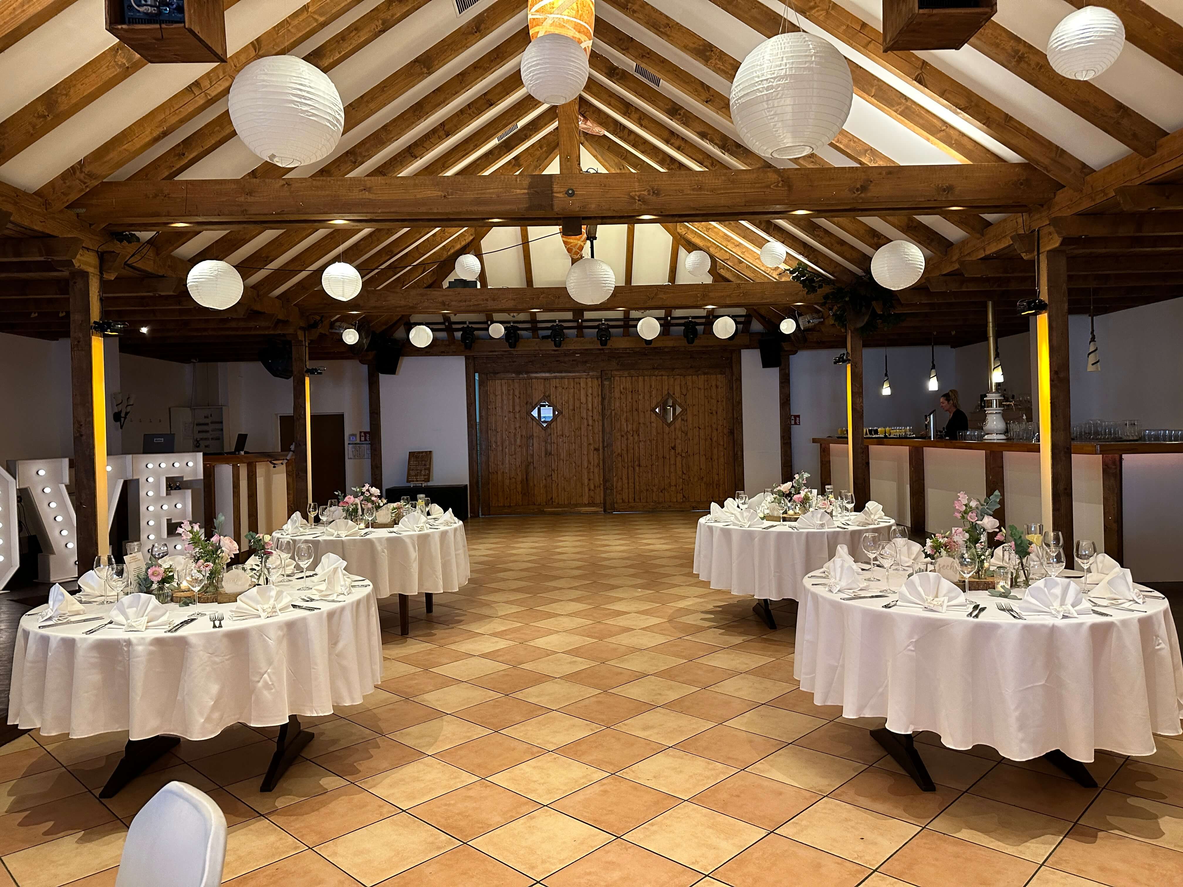 Hotel Burbaum in Waltrop - Hochzeit Dorftenne - Blick durch den Saal zur Tanzfläche