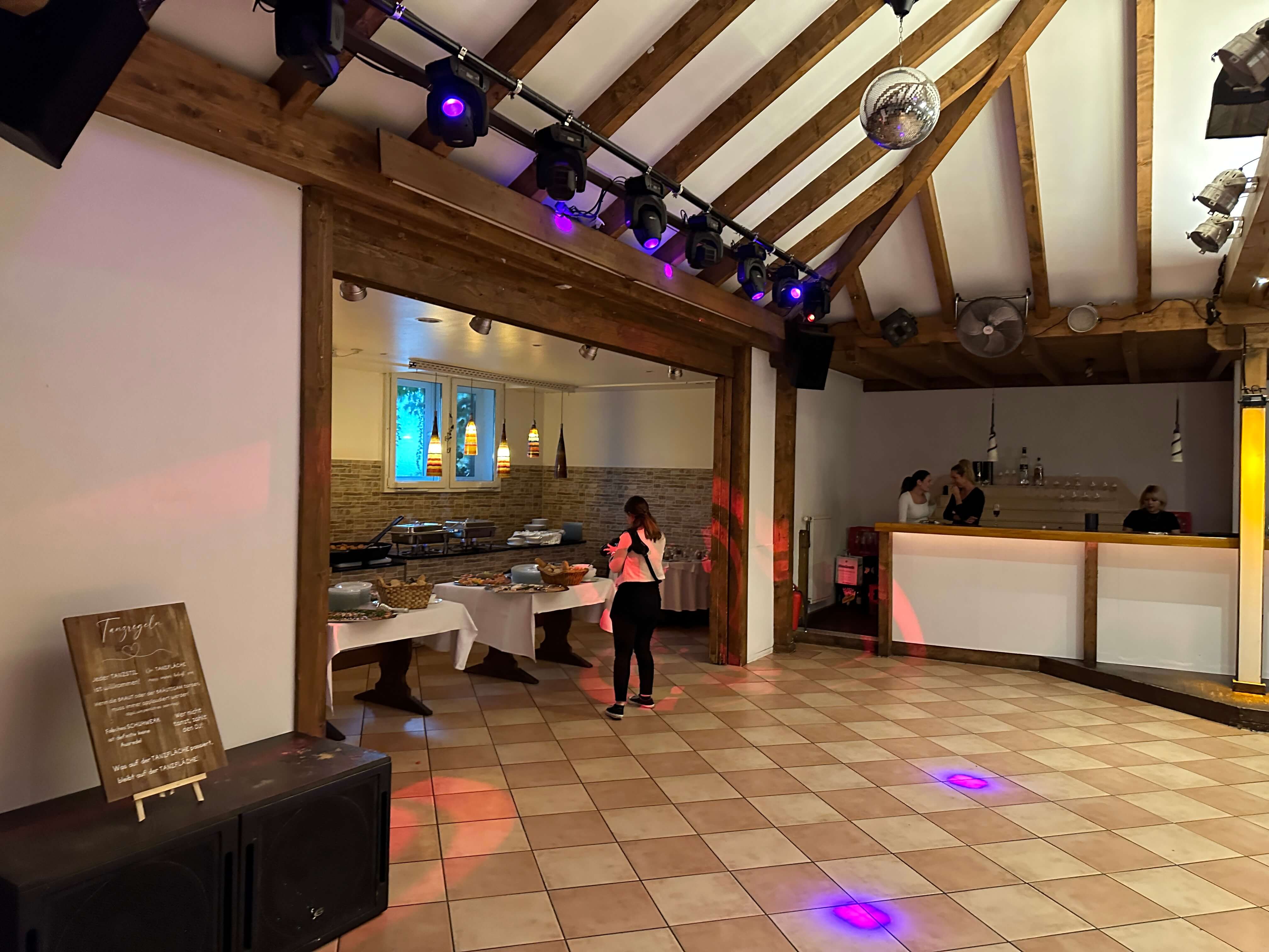 Hotel Burbaum in Waltrop - Hochzeit Dorftenne - Tanzfläche und Buffetraum