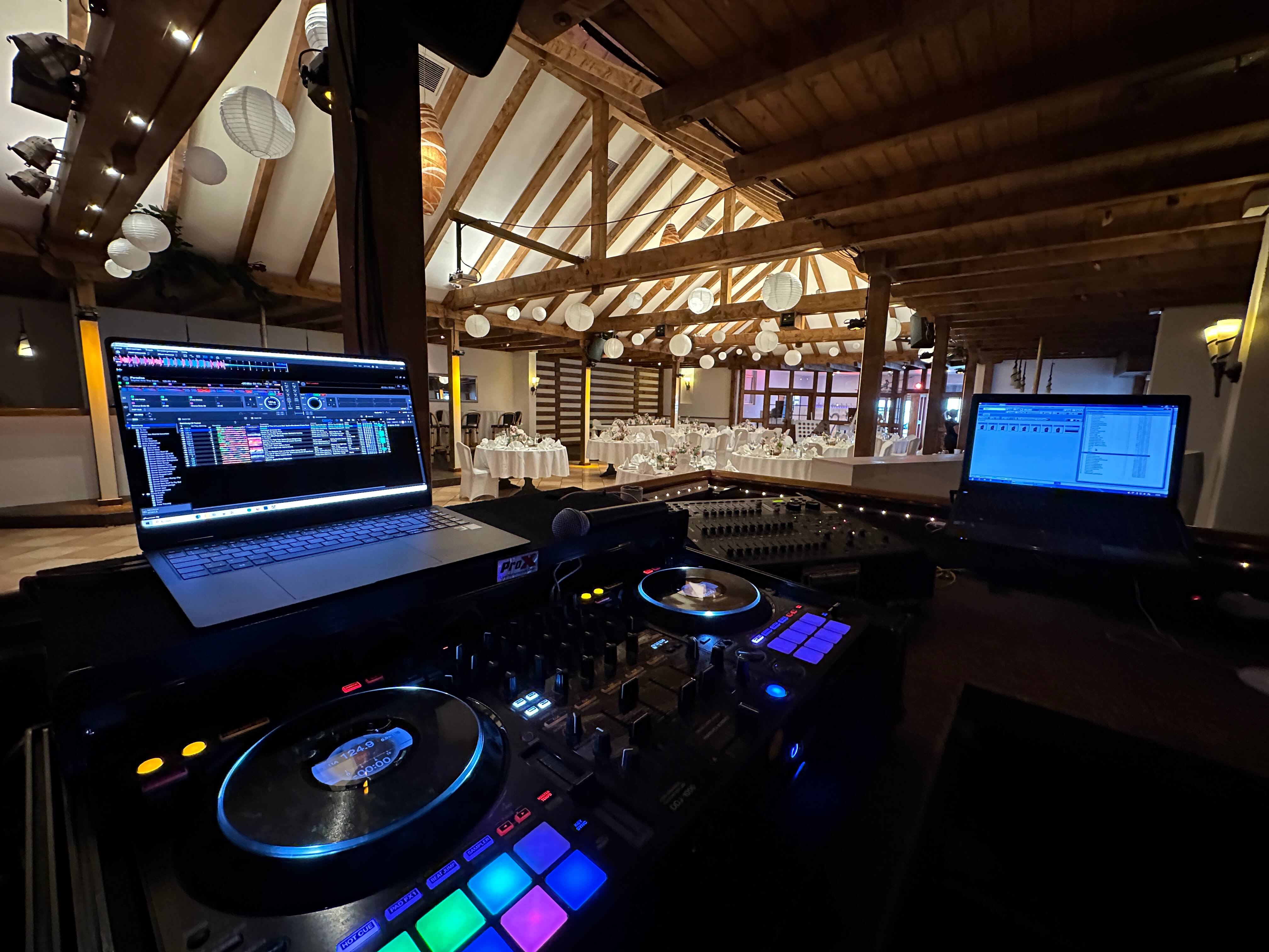Hotel Burbaum in Waltrop - Hochzeit Dorftenne - Blick vom DJ in den Saal