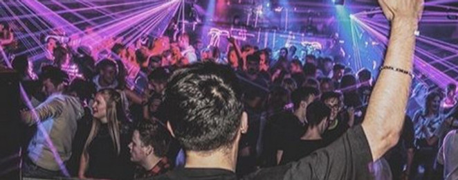 DJ legt auf Abiball auf_edited.jpg