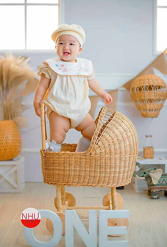 chup-anh-cho-be-thoi-noi-1-tuoi-nhu-photo-chup-anh-long-an-concept-xe-noi-be-gai (16).jpg