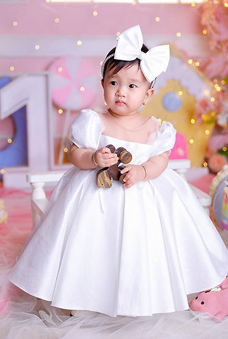 chup-anh-cho-be-thoi-noi-1-tuoi-nhu-photo-chup-anh-long-an-concept-cong-chua-vay-trang (6)