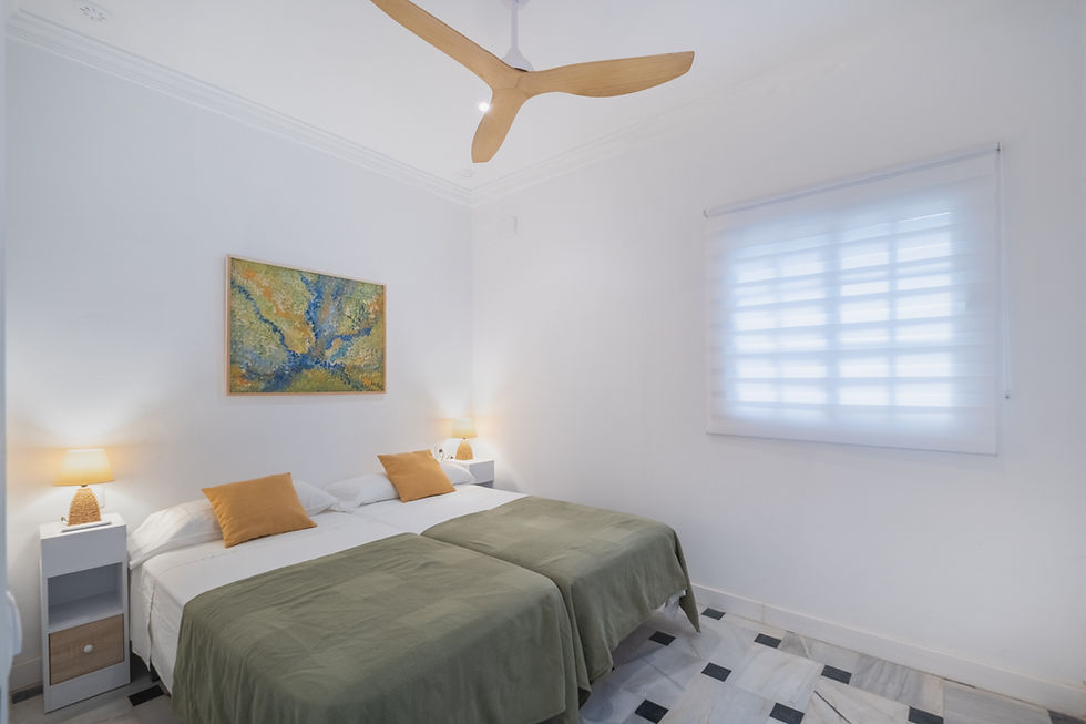 dormitorio preparado para fotografía inmobiliaria en Cádiz con home staging
