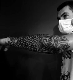 dot tattoo, géométrie tattoo, black tattoo