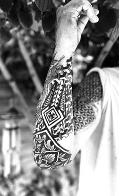 dot tattoo, géométrie tattoo, black tattoo