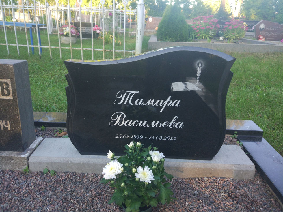 Monument dekoratiivse graveeringuga Eesti