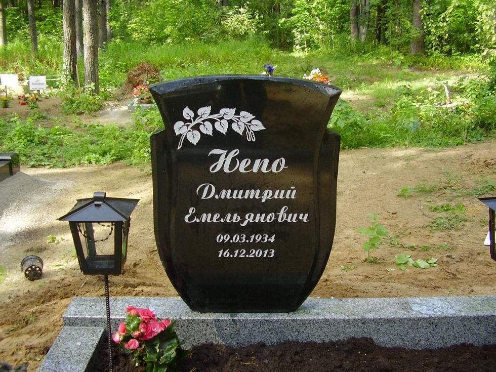 Dekoratiivse graveeringuga monument Eestis