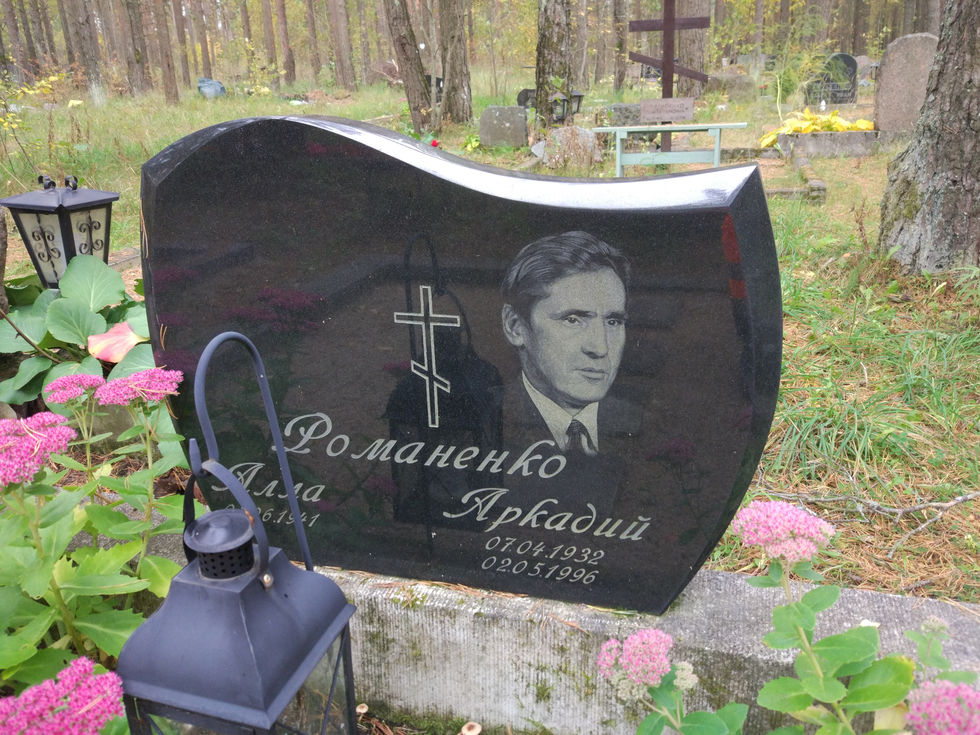 Graniitmonument portree ja ristiga Eestis