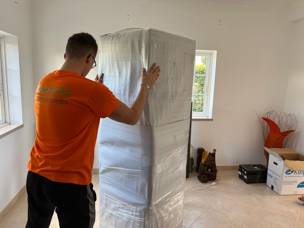 Graças à utilização de materiais profissionais (como cartão de dupla canelura, película extensível e mantas de proteção) aliada à vasta experiência da nossa equipa, assegurámos que cada peça chegasse ao destino final em perfeitas condições.