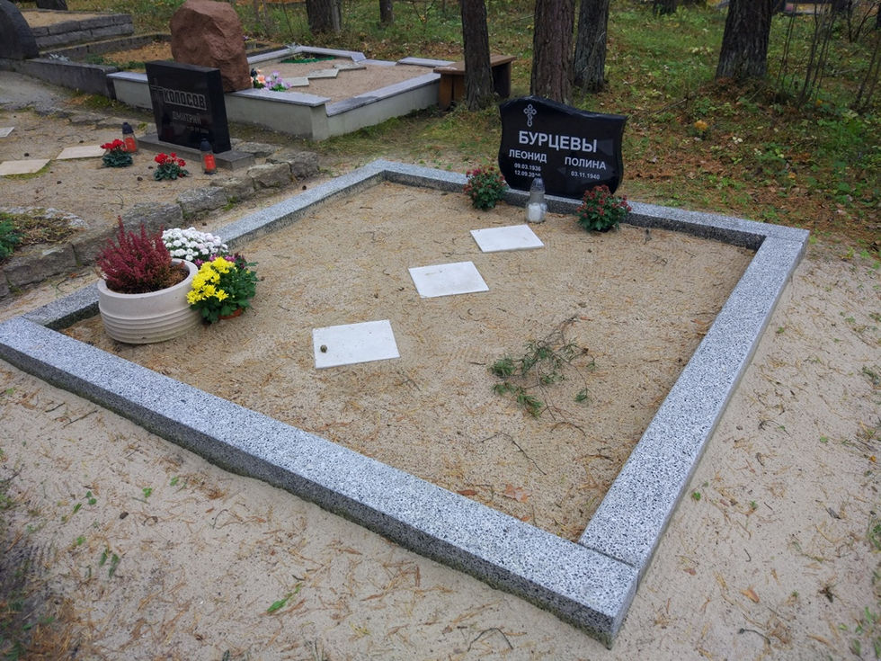 Matmispaik monumendi ja poleeritud betoonist aiaga