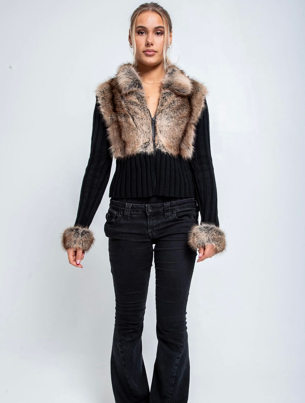 Miniatura: 🖤 Cardigan Preta — Mistério de Inverno