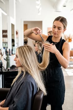 Trabalhar com beleza deixou de ser apenas uma opção para quem sonha em abrir um salão. Hoje, existem diversas especialidades que permitem começar de maneira mais enxuta, atender em casa, montar um pequeno espaço ou trabalhar diretamente na casa das clientes.    Profissões na área da beleza como Unhas, sobrancelhas, cílios, maquiagem e cabelo são alguns exemplos de áreas que podem se transformar em uma profissão.  E uma das vantagens desse mercado é justamente a variedade: você não precisa começar oferecendo dezenas de serviços. É possível escolher uma especialidade, estudar, praticar e construir sua clientela aos poucos.