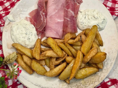 Bibeleskaes alsacien aux grenailles sautées dorées et fromage blanc à la ciboulette servi dans une assiette