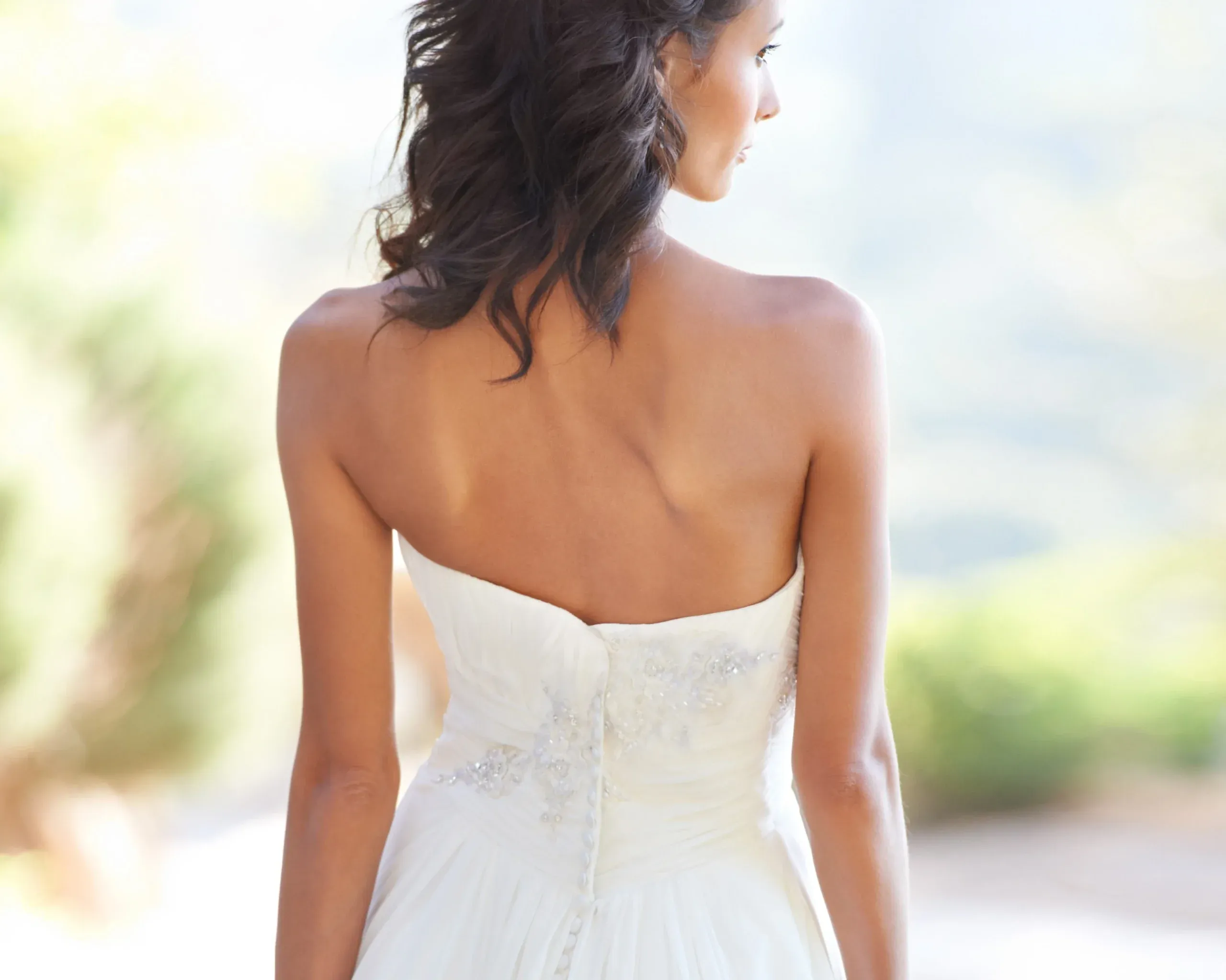 imgi_15_a-young-bride-looking-to-the-side-while-walking-zoom-1-scaled (1).webp