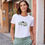 Miniatura: Scopri la t-shirt "Bamboo Garden": realizzata in 100% cotone biologico certificato, con una grafica delicata di panda e bambù