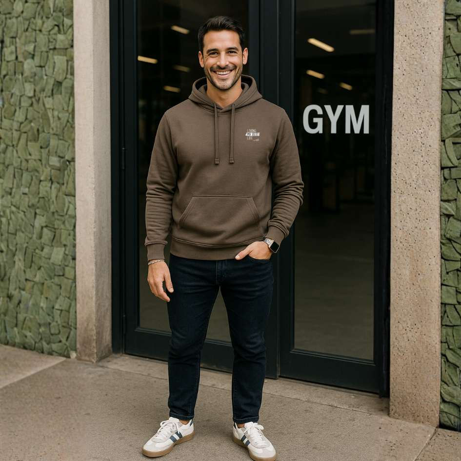 Thumbnail: Scopri l'abbigliamento sostenibile di lusso con la nostra Felpa Unisex con Cappuccio 'Living My Best Life'.