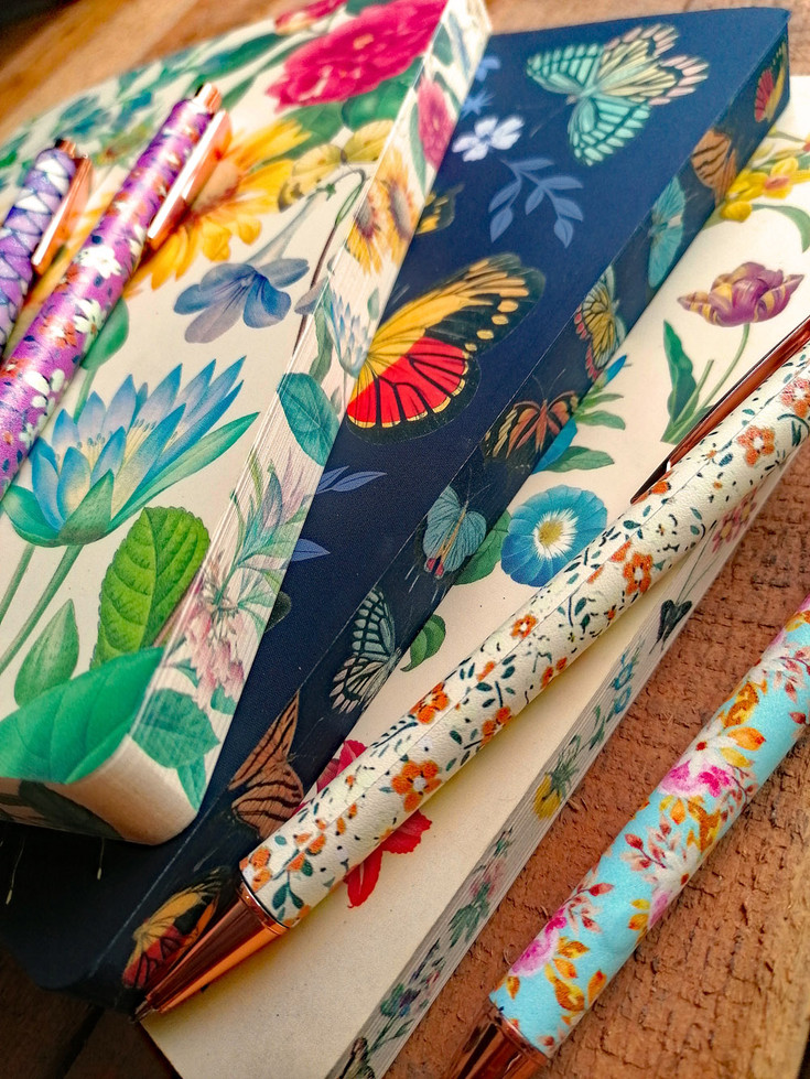 מחברת קצוות מעוטרים פרחים