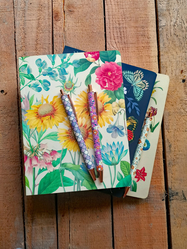 מחברת קצוות מעוטרים פרחים