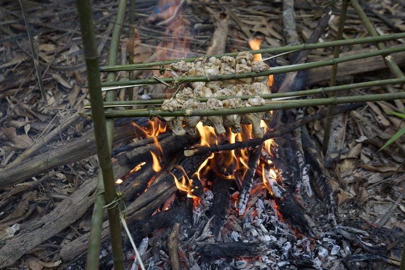 repas au feu de bois au laos