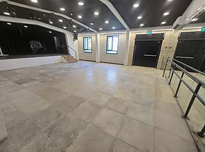 סטודיו1 בשיפוץ רצפה.jpg