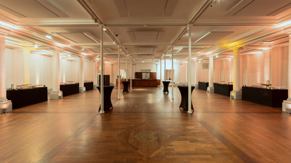 Salon Rostropovitch de la Salle Gaveau installé pour un cocktail, buffets et mange-debout sur le parquet
