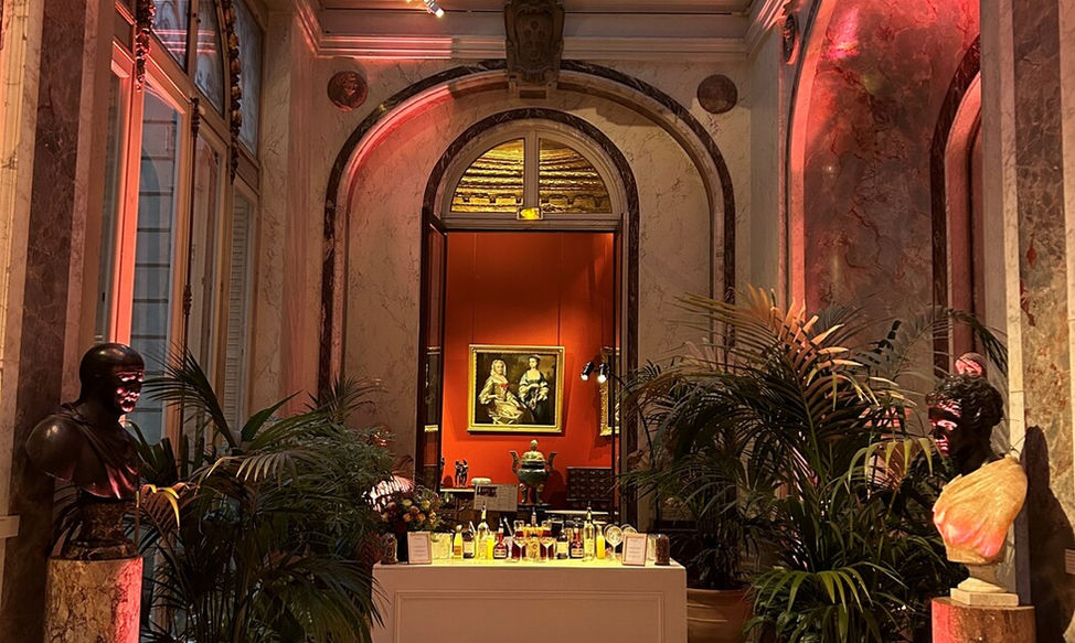 Buffet cocktail dressé sous la verrière du jardin d'hiver du Musée Jacquemart-André, pour une réception d'entreprise.