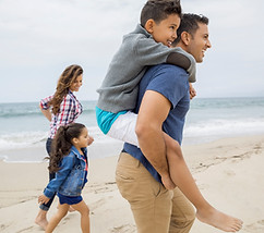 Familie zu Fuß am Strand