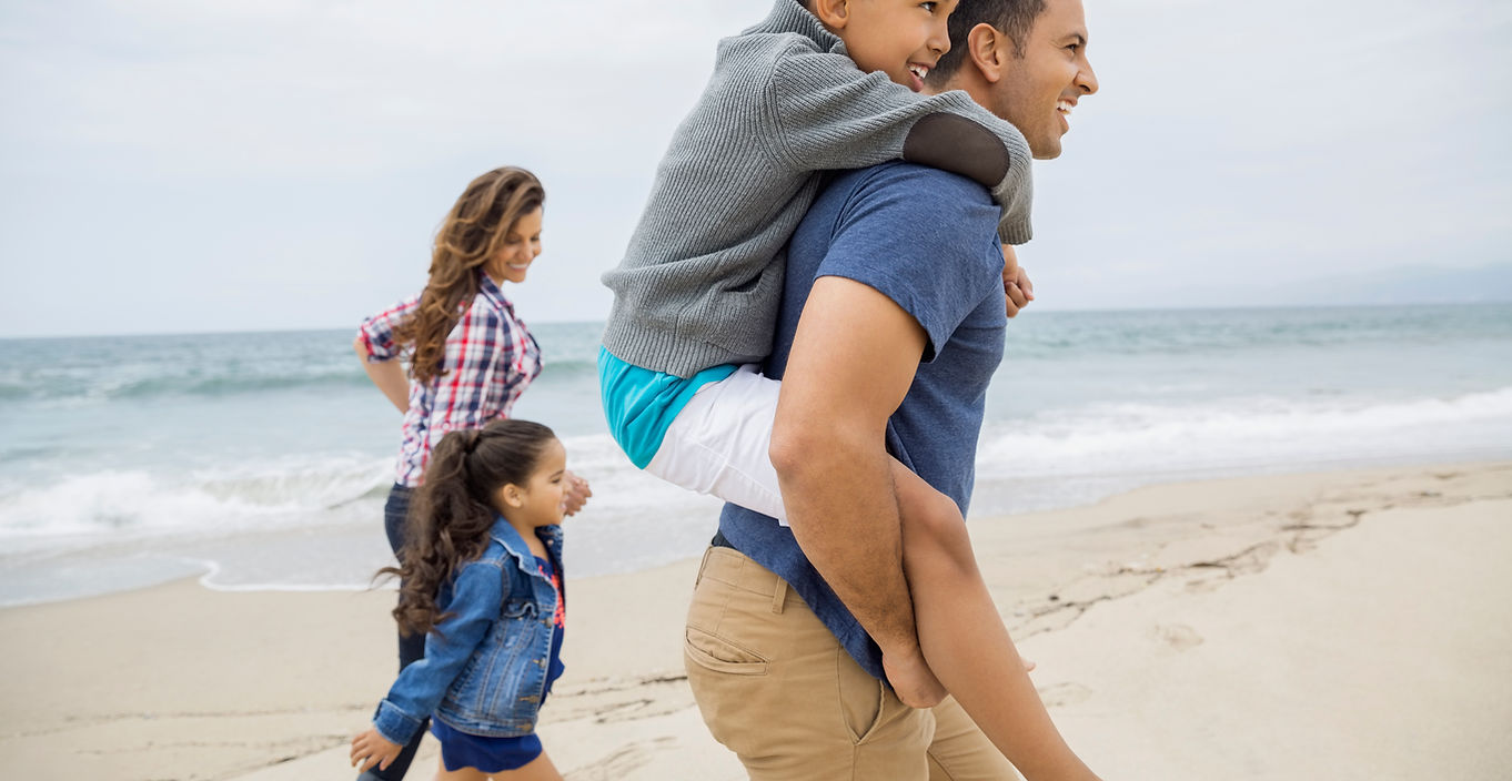Família em uma praia