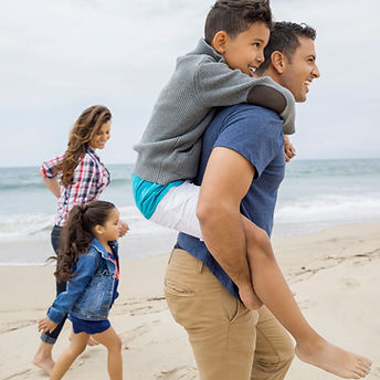 Famille marchant sur la plage