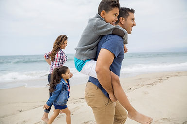 Familie an einem Strand