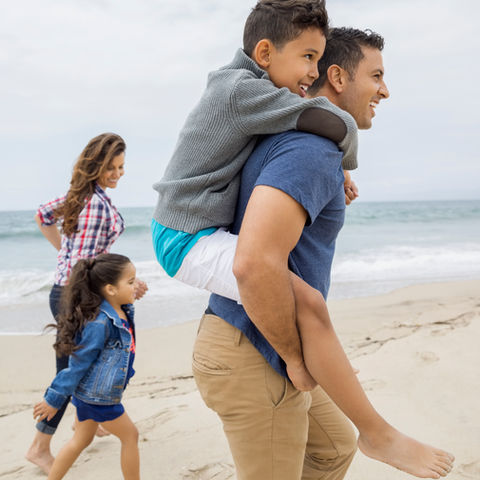 Família em uma praia