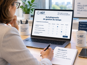Personne complétant un autodiagnostic de gestion du temps à son bureau
