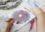 mujer pintando mandala