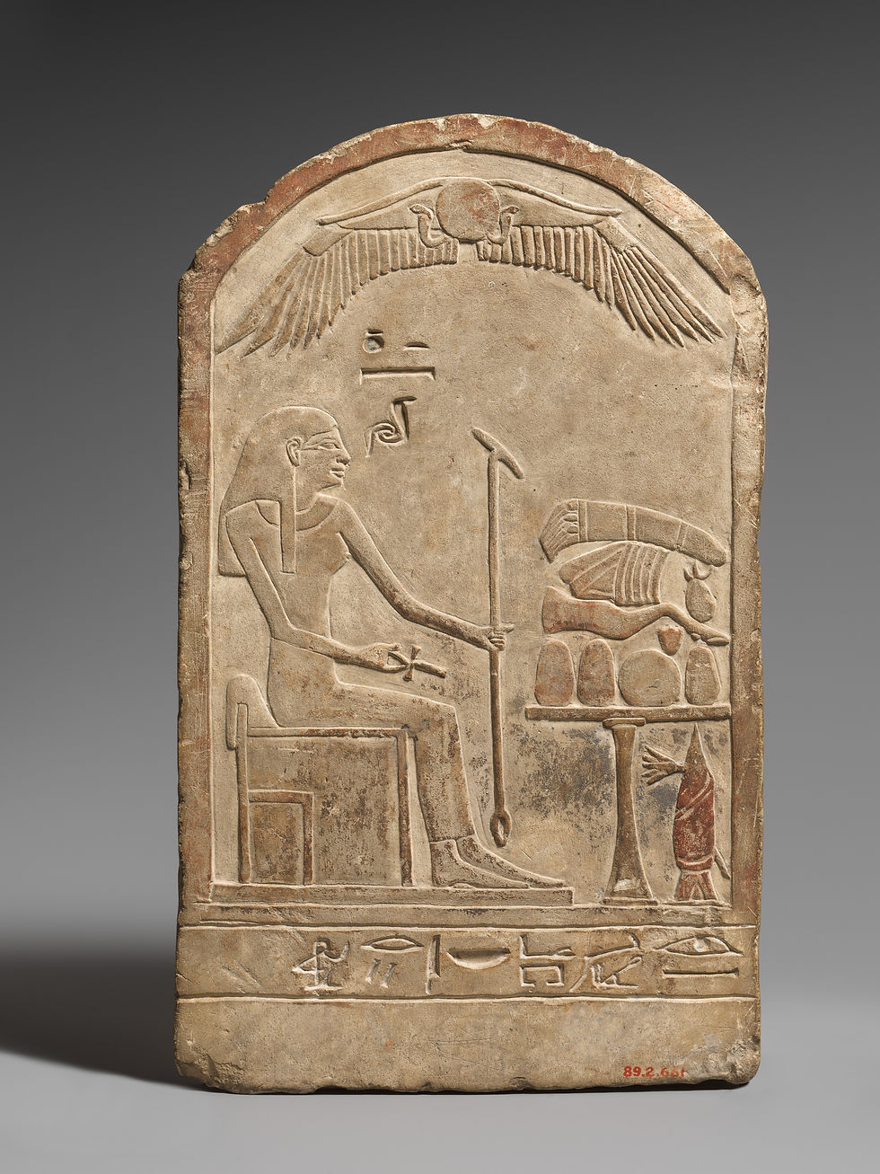 Estela com a representação de Nut diante de uma mesa de oferendas