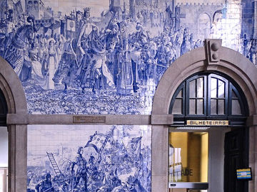 Azulejos que contam a história de Portugal e do Brasil