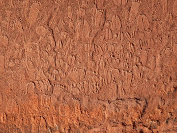 Arqueólogos analisam pegadas pré-históricas esculpidas em arenito incrivelmente realistas