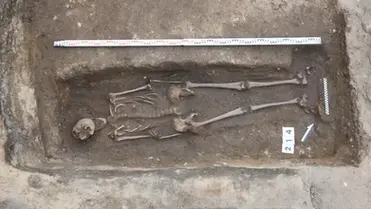 Sepultura com esqueleto completo de cavaleiro medieval é encontrada na Polônia