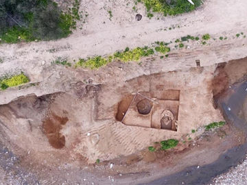 Tumba e poço ritual de 5.000 anos são descobertos por acaso na Ática