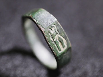 Anel de 1.800 anos, com a deusa Atena gravada, foi descoberto por um menino no Monte Carmelo