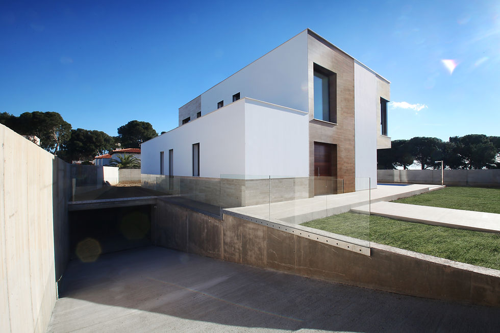 chalet-vista-exterior-parte-trasera-con-vistas-jardin-y-garaje