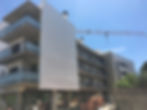 edificio-coral-vista-exterior-parte-delante-con-pasillo-y-jardin
