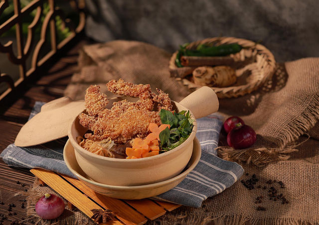 SOFT SHELL CRAB AND GLASS NOODLE IN CLAY POT - LANDSCAPE copy.jpg