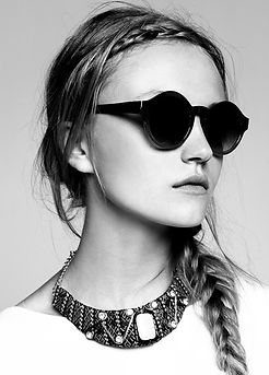 Model in round sunglasses