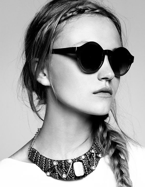 Modèle dans des lunettes de soleil ronde