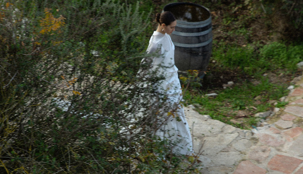 A bride in the vineyard