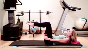 💪Work abdominals as well as arms.A compound exercise to work on from my live online Pilates classes